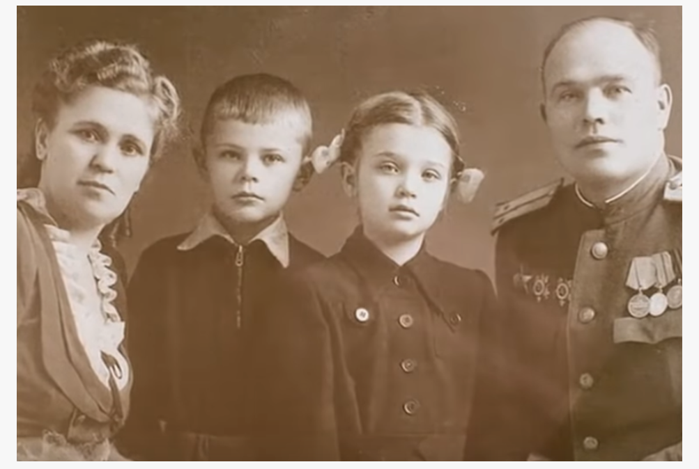 Маленькая Светлана с родителями