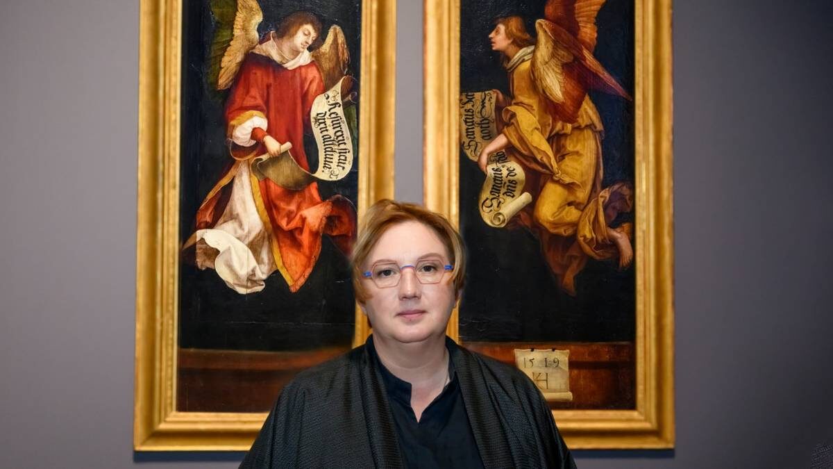    Директор ГМИИ им. А. С. Пушкина Елизавета Лихачева около двух работ под названием «Ангел» (XVI век) Ханса Зюсса Кульмбаха, занимающих почетное место в постоянной экспозиции музея / Фото: Дмитрий Дубинский