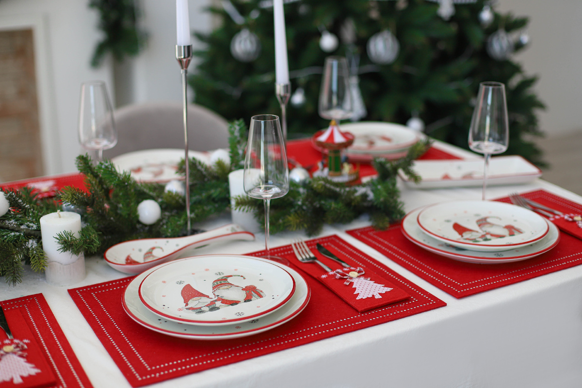 Сервировка в красном цвете