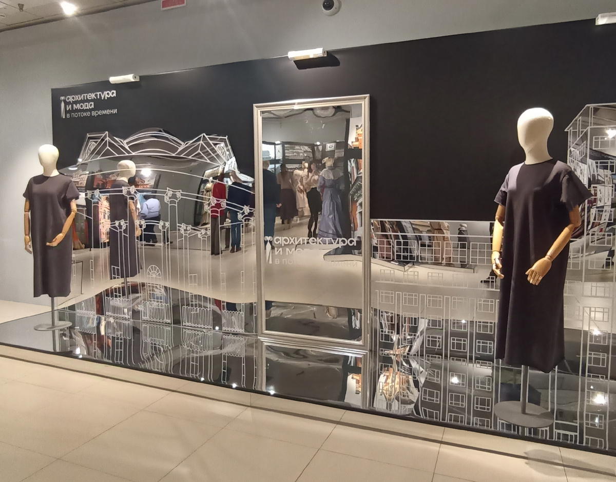 Очень эффектная инсталяция с зеркалами