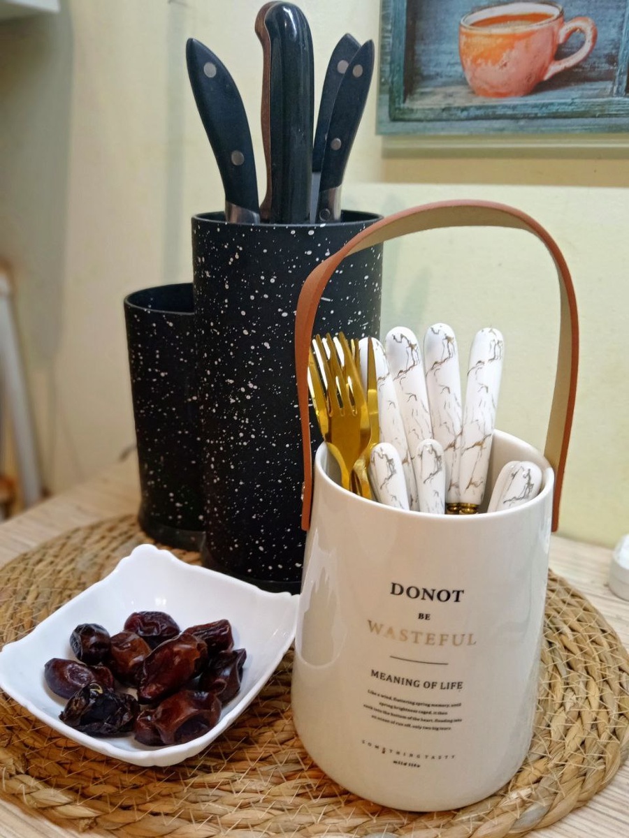 В подставке у меня все по 4 штуки, так как остальными мы не пользуемся постоянно. А плетеный коврик покупала в Магнит Косметик по 120 р.