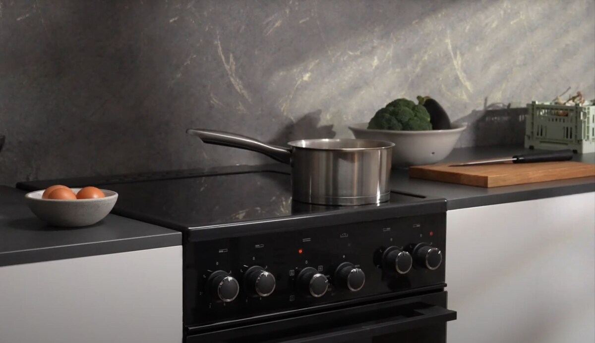 Поворотные ручки расположены на передней стеклянной панели