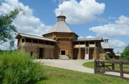 Башня и часть стены Сумского острога, конец XVII века, фотография mgomz.ru