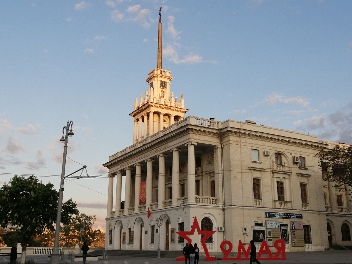 Драмтеатр имени Б.А. Лавренёва на площади Ушакова