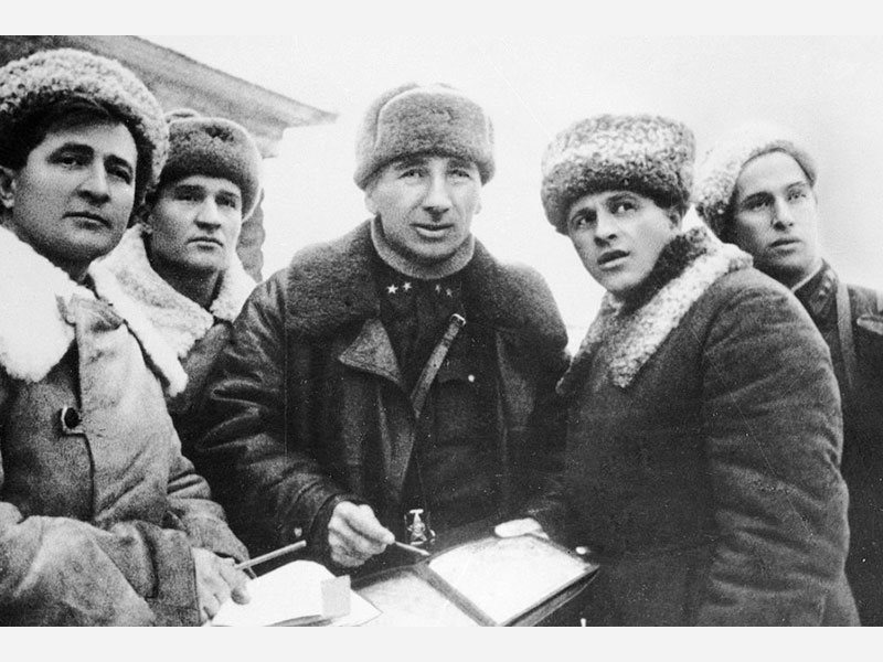 Командиры кавалерийских соединений Лев Михайлович Доватор (второй справа) и Исса Александрович Плиев (в центре) обсуждают план наступления