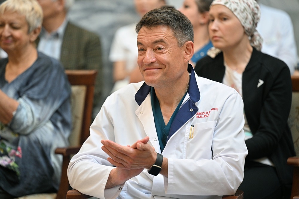    ...а мы аплодируем академику Андрею Каприну. / РИА Новости