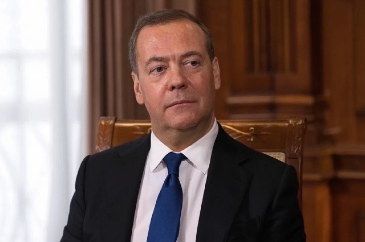    Медведев отреагировал на удар новой ракеты «Орешник» по объекту ОПК Украины