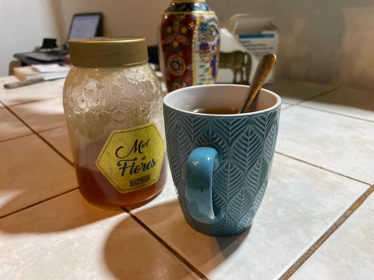 Чай с чабрецом и мед (баночка из Меркадоны, но внутри настоящий мед с пасеки)