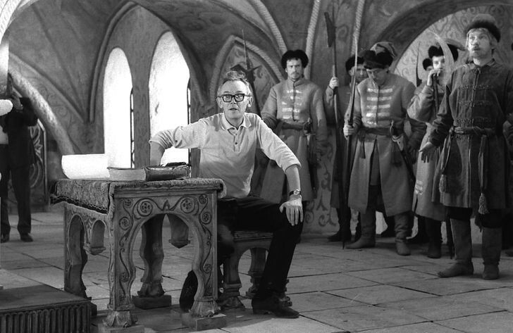 Кадр из фильма "Иван Васильевич меняет профессию". 1973 год.