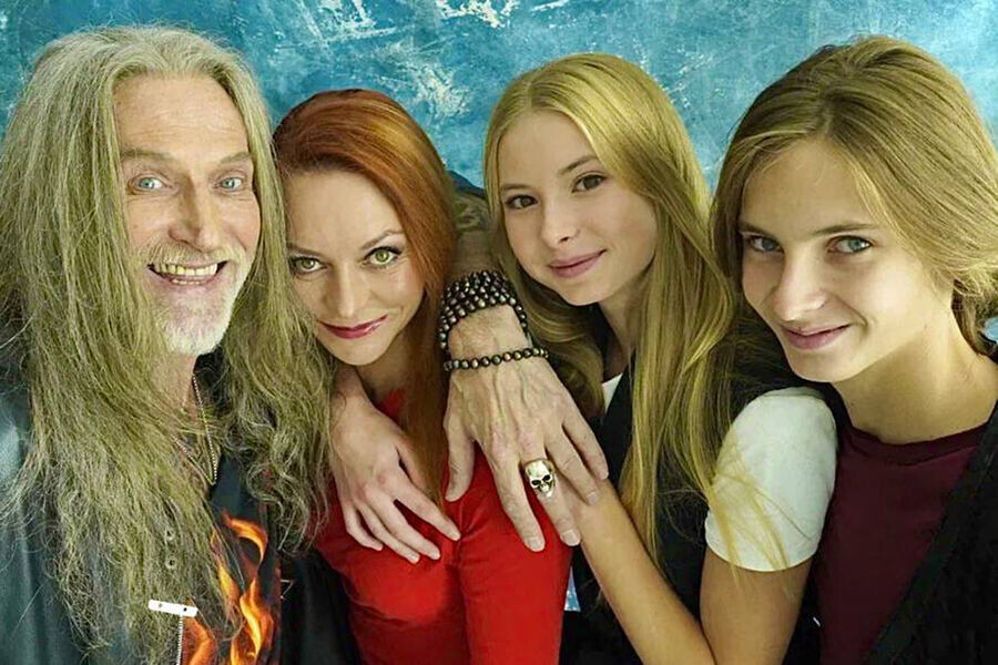 gazeta.ru (Марина Анисина с мужем и детьми)