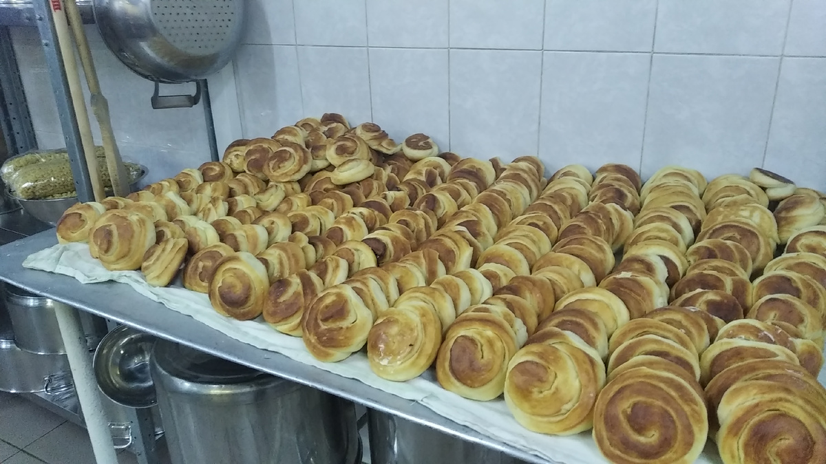 Булочки уже готовы и ждут полдника. Фото автора