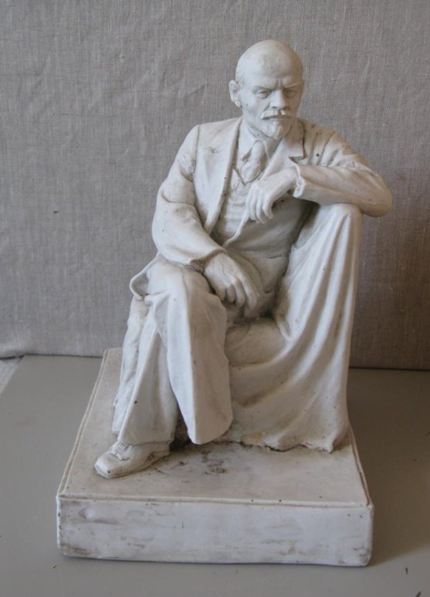 Пустыгин Николай Павлович. Скульптура "Ленин в кресле". 1940-е г. "Раменский историко-художественный музей". ГоскаталогРФ.