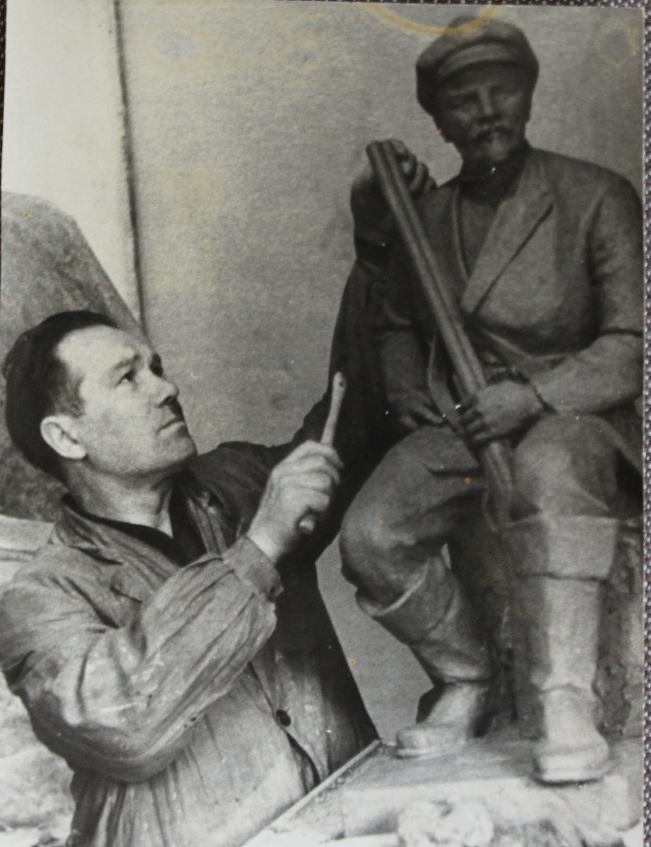 Фото. Николай Павлович Пустыгин около скульптуры В.И. Ленина. 1960-е гг. "Орехово-Зуевский городской историко-краеведческий музей". ГоскаталогРФ.