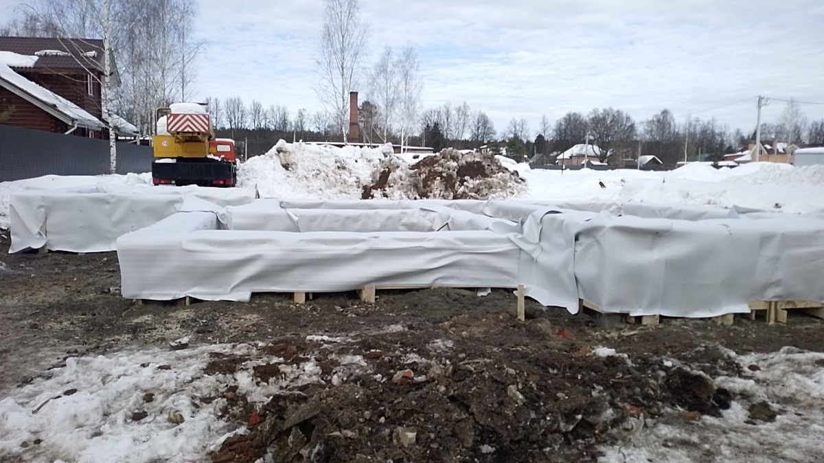 Тепляк позволяет поддерживать плюсовую температуру, пока бетон не наберет необходимую прочность