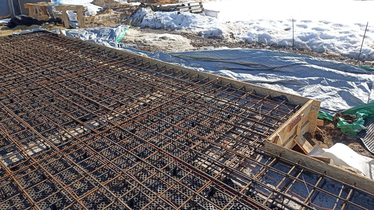 Подготовленная к бетонированию опалубка с греющим кабелем.