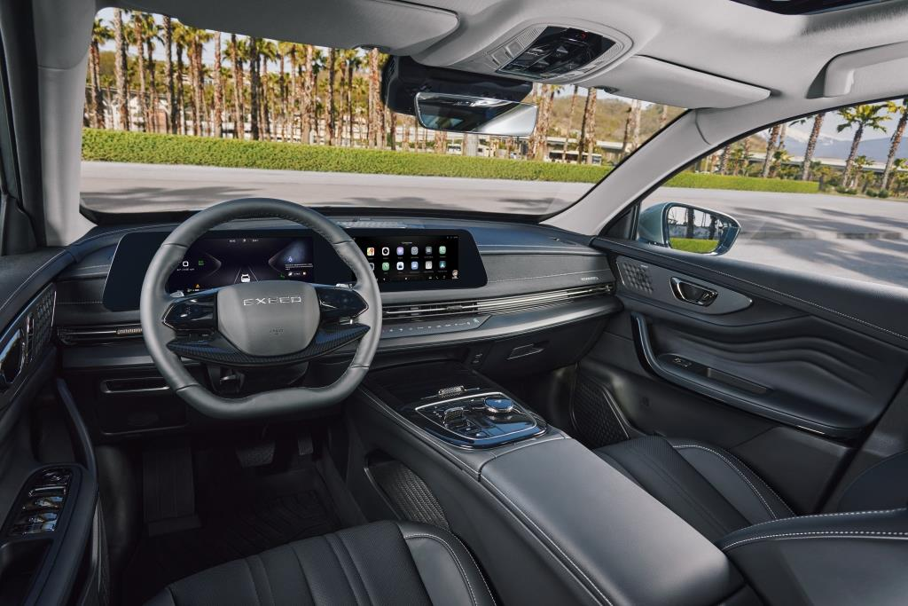 Салон обновленной версии кроссовера Exeed LX в комплектации AWD Premium Plus.