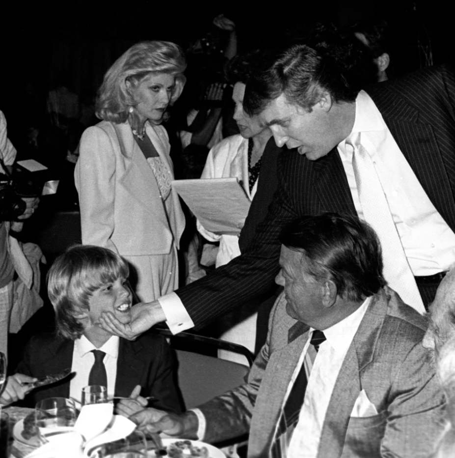 Дональд Трамп, Иванка Трамп и Дональд Трамп-младший посещают боксерский матч Тайсон-Спинкс 27 июня 1988 года в отеле-казино Trump Plaza в Атлантик-Сити, штат Нью-Джерси.