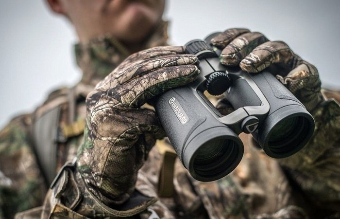 Бинокль - штука исключительно полезная и практически незаменимая для активных путешественников, туристов, охотников, рыбаков и любителей астрономических наблюдений. Хотя в любом порядочном магазине оптики человеку всегда помогут подобрать прибор под его нужды и кошелек, прежде чем отправляться за покупкой, было бы не лишним получить общее представление о ключевых параметрах увеличительных приборов с двумя смотровыми трубками. Уж поверьте, отличаются бинокли далеко не только размерами.