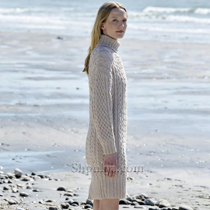Теплое вязаное платье с эффектом плетения