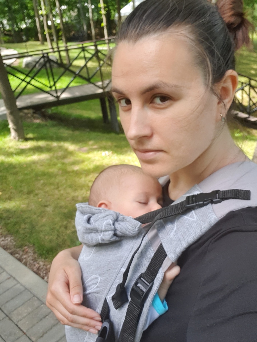 Фото как раз из той поездки. Вот так я с ним и ходила, чтобы он хоть немного поспал