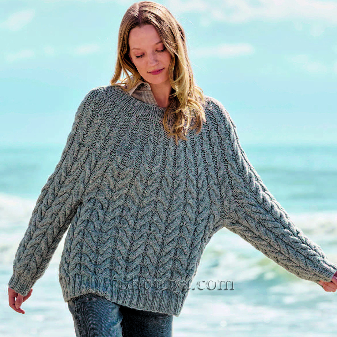 Теплый вязаный пуловер с круглой кокеткой и косами