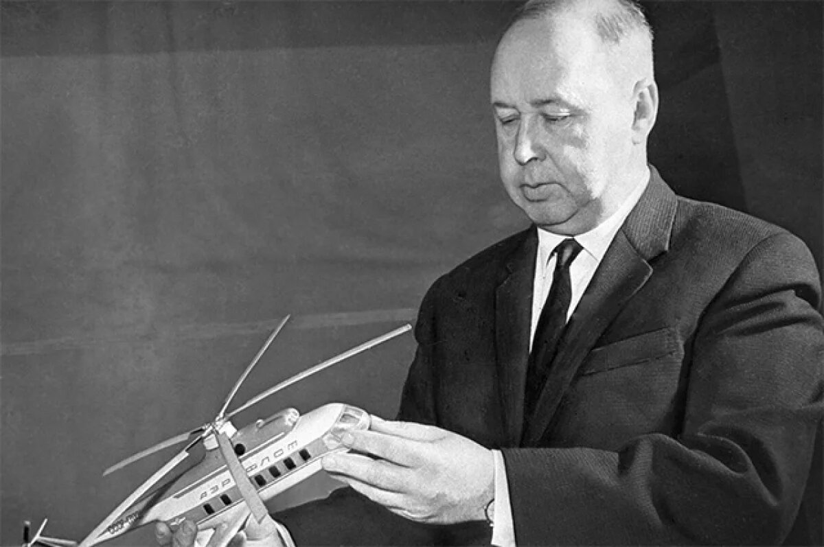    Конструктор вертолётов Михаил Миль с макетом новой машины. 1979 год.