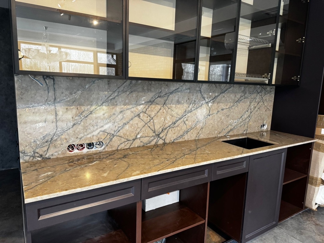 Кухонная рабочая поверхность из кварцевого камня Golden Gate от Quantra Quartz 