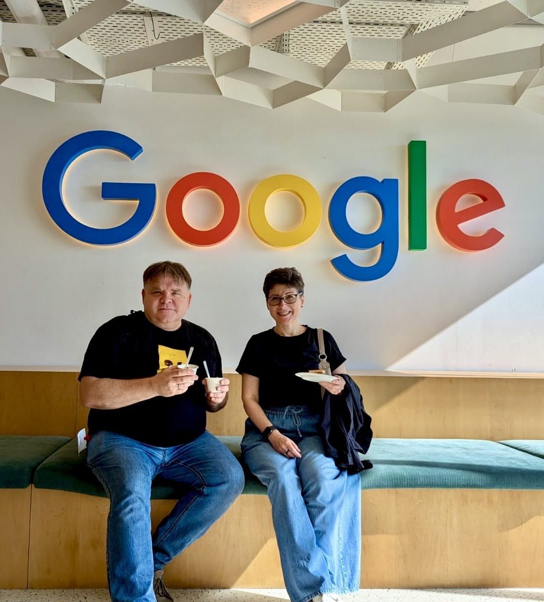 Великий блогер с мужем, пирожным и мороженым фотографируются в фотозоне 