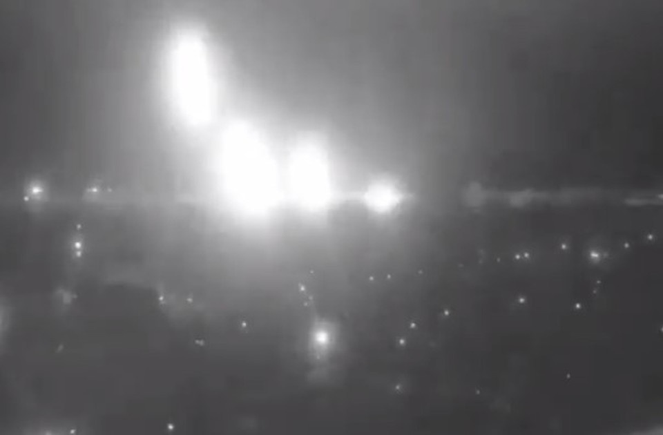    Ракета "Орешник" несет "гроздь" из нескольких боевых частей. Это видно на кадрах поражения крупного украинского оборонного завода "Южмаш" в Днепропетровске.