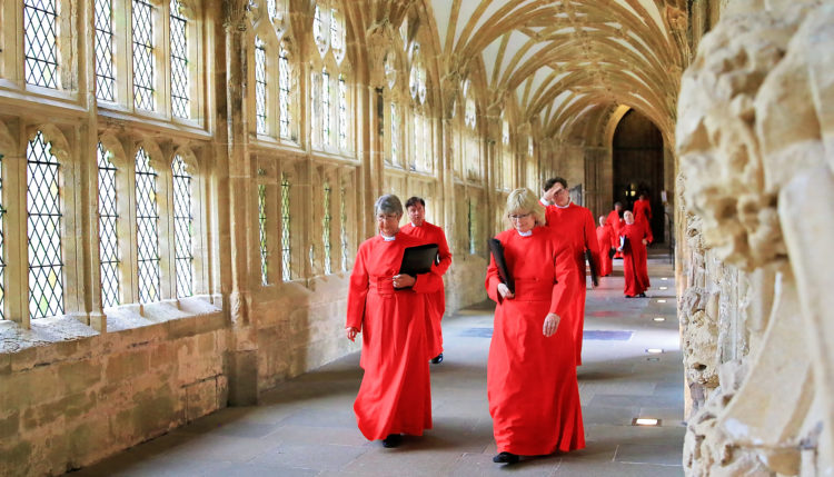 Священников - мужчин постепенно замещают женщины