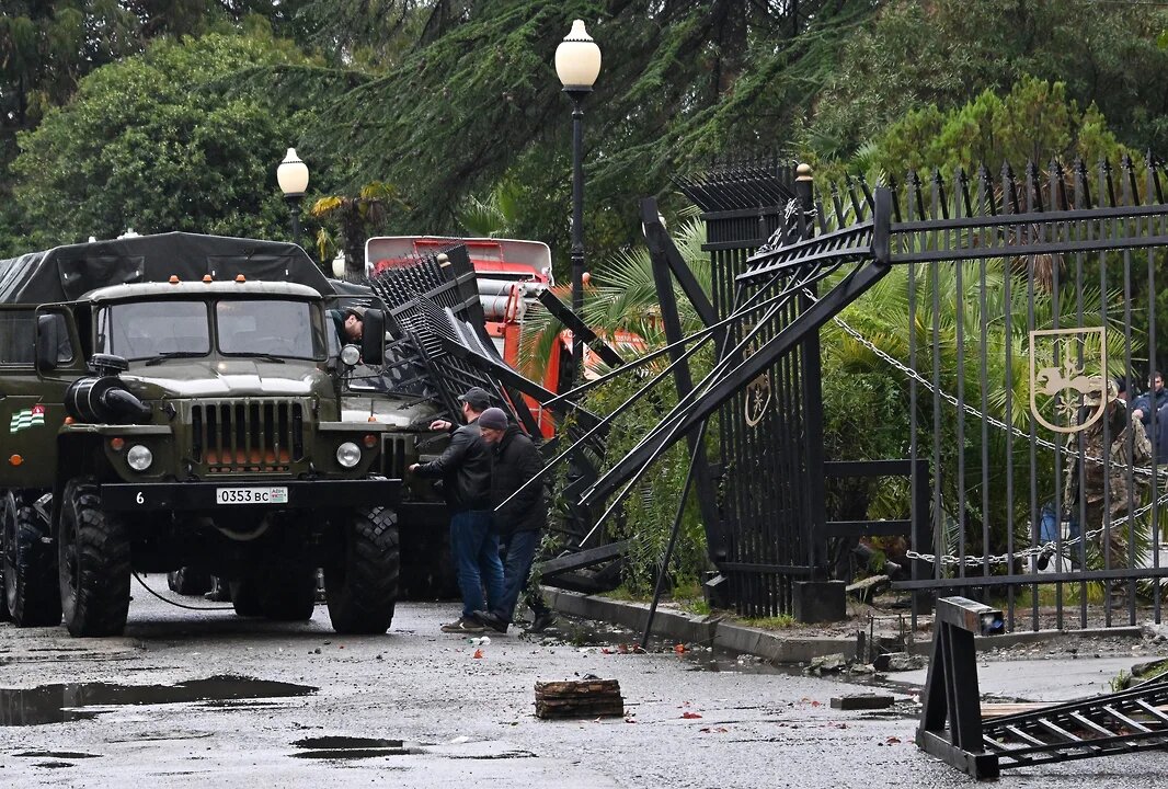 Протестующие продемонстрировали решительный настрой — они протаранили грузовиком ворота, ведущие на территорию, где расположены парламент и администрация президента, а затем и вовсе захватили правительственные здания. Фото: Анатолий Жданов, Коммерсантъ