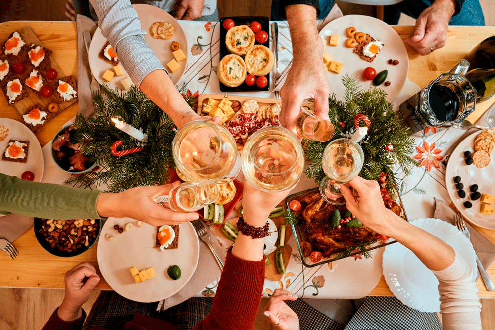    Украшение новогоднего стола - важная часть подготовки к празднику, которая способна задать тон всему вечеру. / iStock