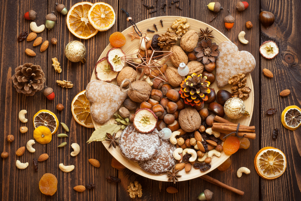    Ассорти из орехов как символ изобилия в наступающем году. / Фото: iStock