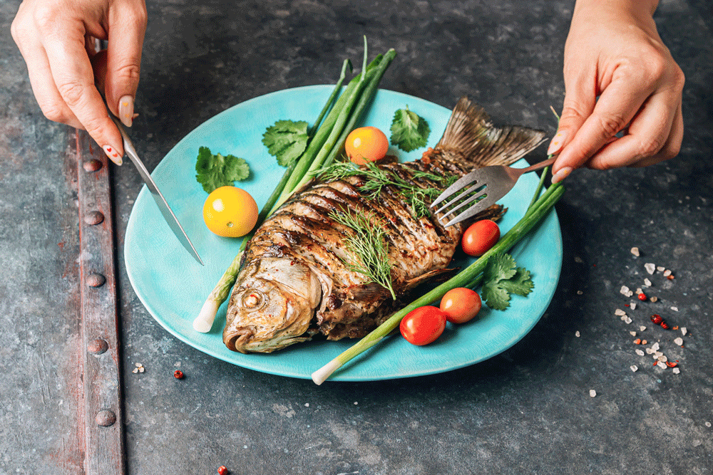    Чтобы привлечь в дом достаток рыбу нужно есть по особым правилам - ее нельзя резать на куски, а голова должна быть повернута в сторону самых уважаемых членов семьи или почетных гостей. Те, к кому обращены хвост и голова рыбы, алкоголь должны выпивать одновременно - это добавит им удачи в следующем году. / Фото: iStock