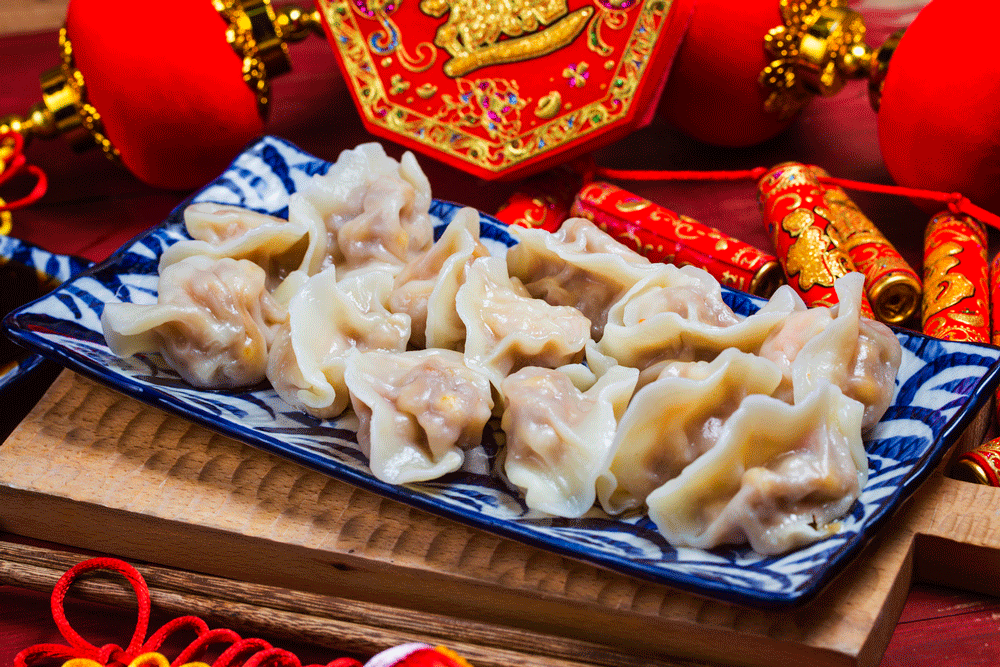   Значение имеет не только форма пельменей, но и начинка. Так, лук-порей - это символ изобилия, капуста означает приумножение состояние, а сельдерей олицетворяет трудолюбие, которое непременно приведет к богатству. / Фото: iStock