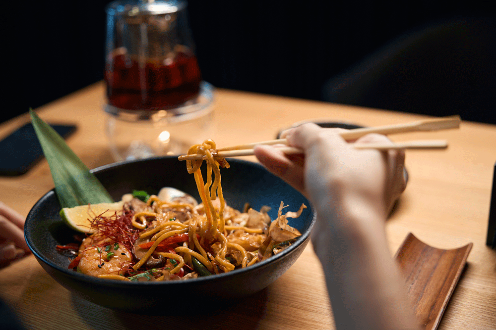    Каждый ингредиент здесь также имеет свою значение. Если хотите большую и здоровую семью - добавьте яйца, для получения богатства положите креветки, свинина подарит спокойствие, а соевый сыр тофу - счастье. / Фото: iStock