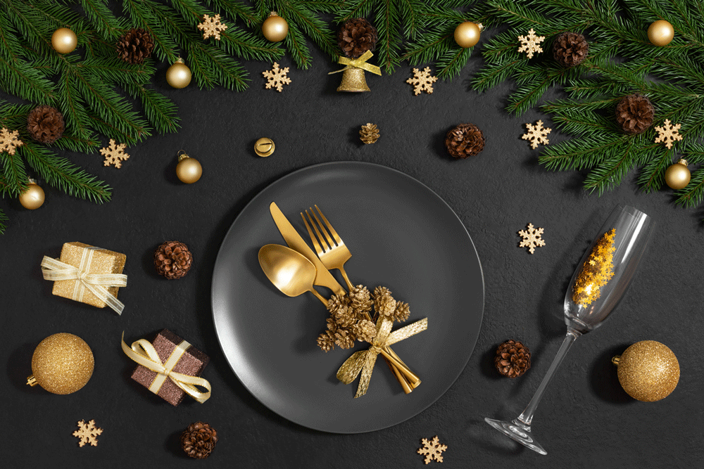    Пусть главным цветом новогоднего стола 2025 станет зеленый. Вкрапления золота или бордо привнесут яркости, а черный добавит глубины. / Фото: iStock