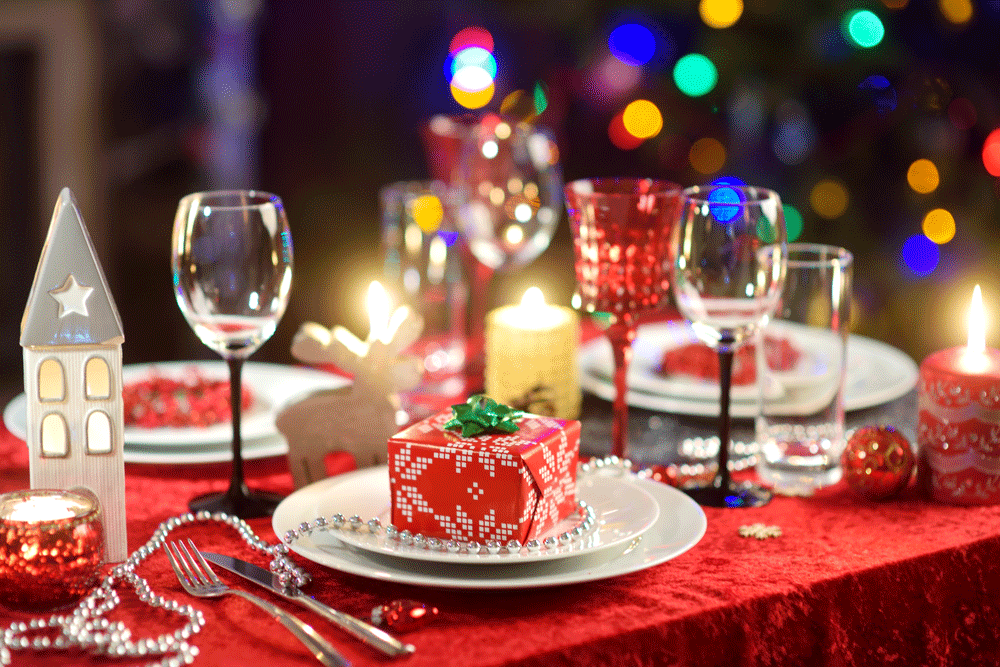    Красный цвет смотрится очень празднично, но на новогодний стол 2025 его не стоит включать в декор - слишком яркие и резкие цвета не понравятся Змее, она предпочитает спокойные, природные оттенки. / Фото: iStock