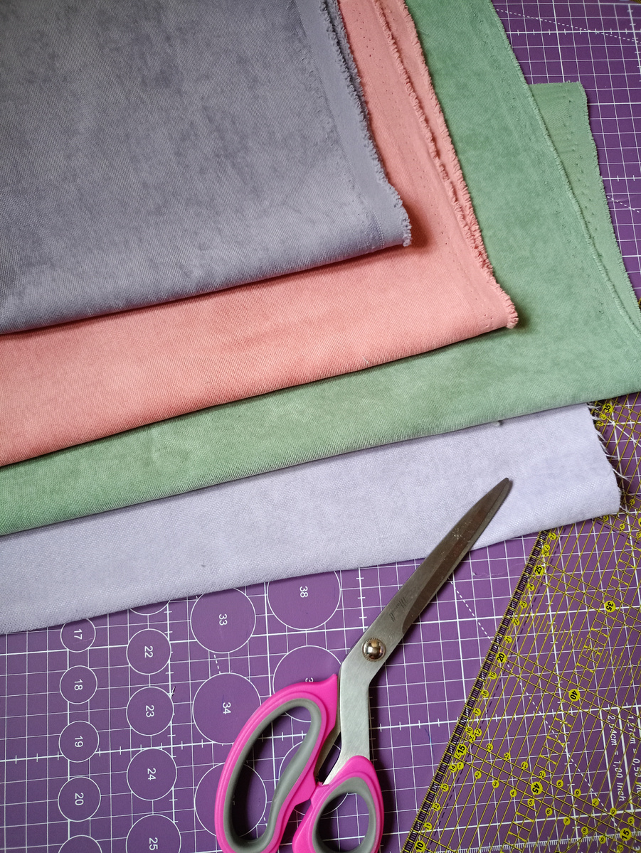 Вот такие ткани были. Канвас. Очень мягкий и приятный. Конечно, не такой послушный, как хлопок и не всё уголки с ним сошлись, но в целом понравился. 