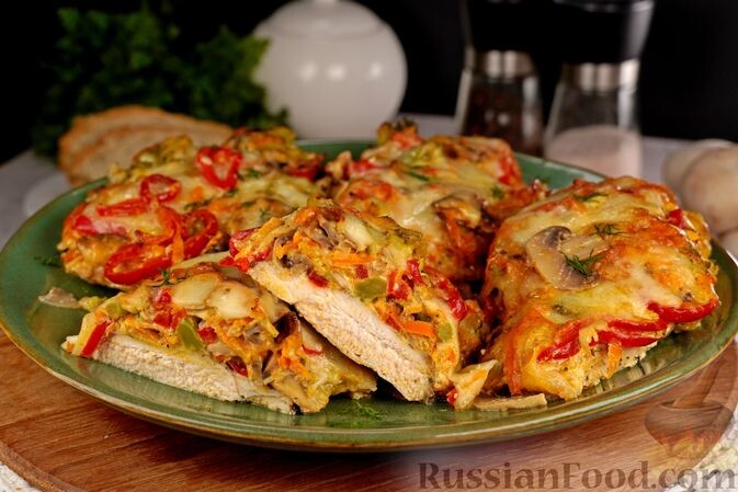 куриное филе, шампиньоны, капуста брокколи, перец сладкий, лук репчатый, морковь, сыр моцарелла, сметана, соль, перец чёрный молотый, чеснок сушёный молотый, травы итальянские сушёные, масло растительное