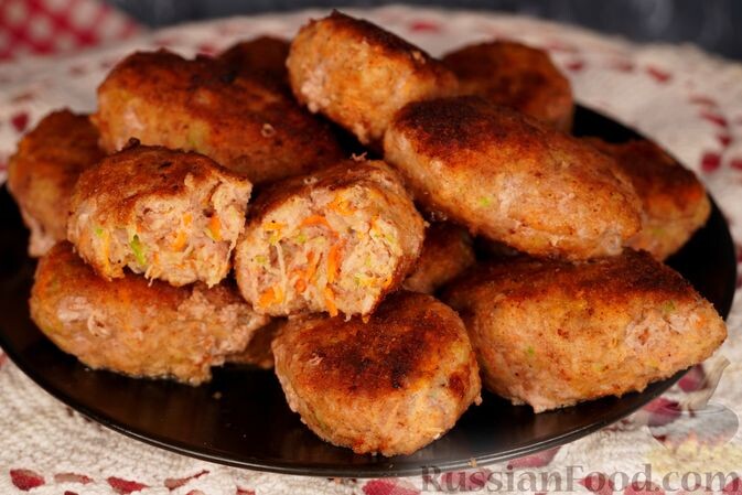 фарш свино-говяжий, кабачки, лук репчатый, морковь, яйца, соль, перец чёрный молотый, панировочные сухари, масло растительное