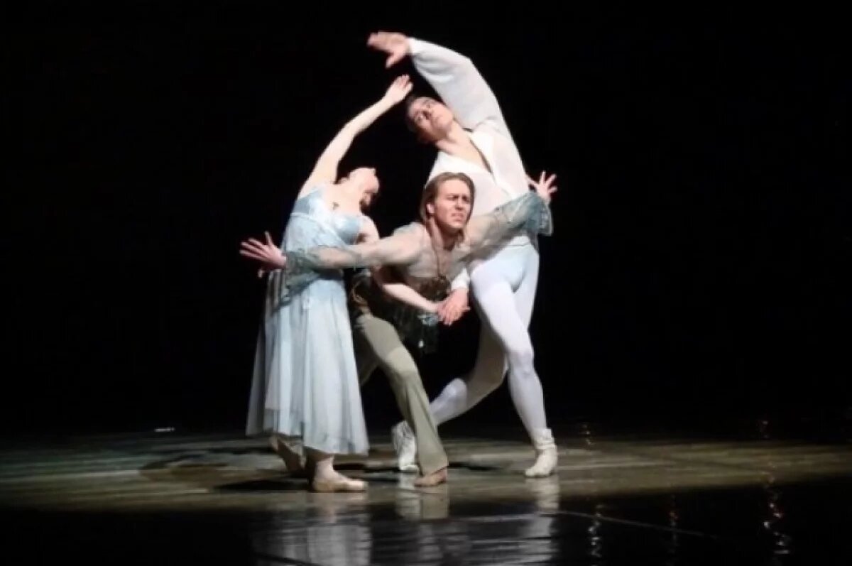    Сергей Флягин в партии Юродивого с заслуженными артистами России Еленой Шиховой и Евгением Гращенко. Сцена из рок-балета «Юнона и Авось».