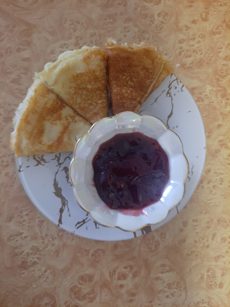 Блинчики с джемом из домашней малины.Фото автора.