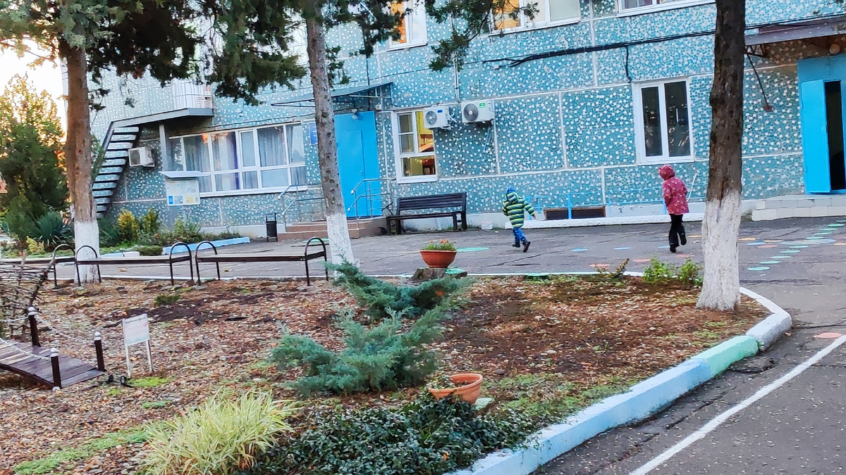 Женя с Катей бегут в садик