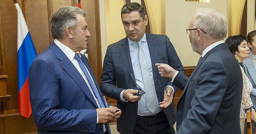 Спикер заксобрания Андрей Шимкив, председатель бюджетного комитета Фёдор Николаев и первый заместитель губернатора Владимир Знатков.
