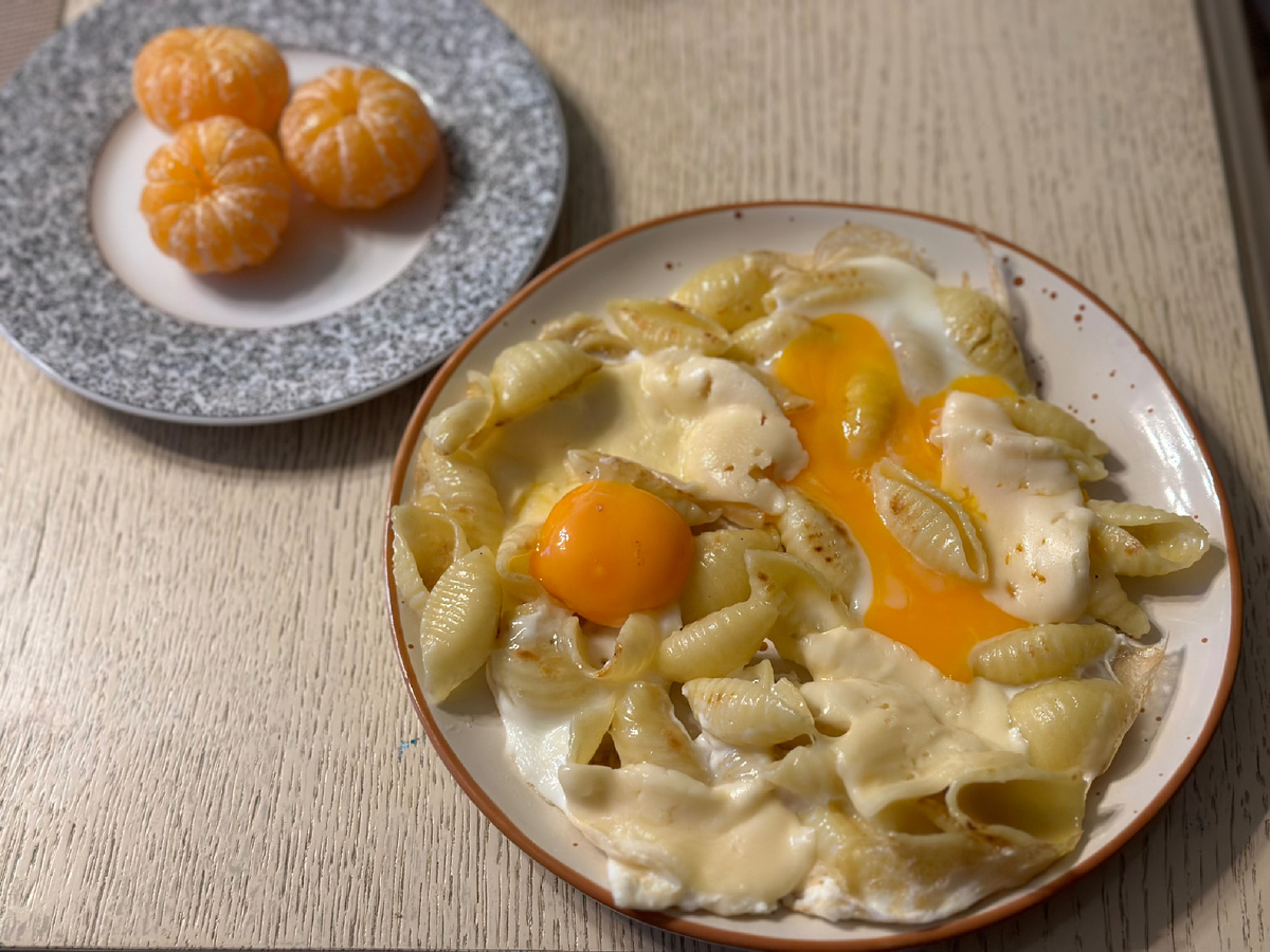 Яичница с сыром и макаронами, мандарины