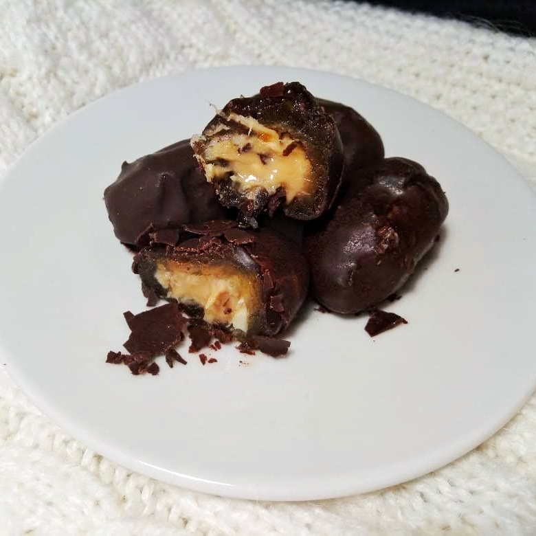 Финики фаршированные арахисовой пастой. Фото автора