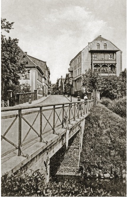 Мост над дамбой и дом с балконом (Кёнигсбергерштрассе №10)