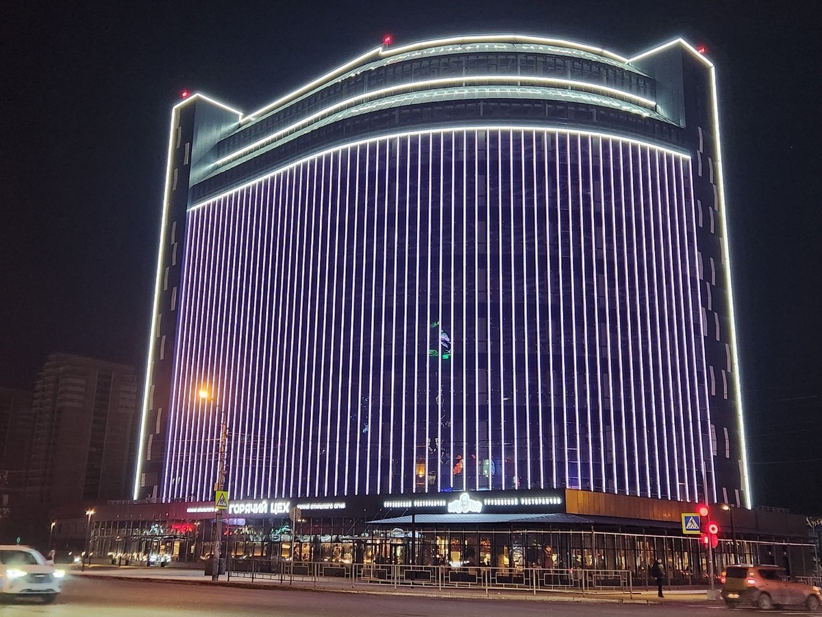     В Красноярске яркая подсветка украсила здание на Взлетной