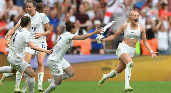 Мяч покатился в левый угол